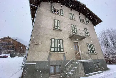 Image de 250m du centre station, 1er étage, balcon, cheminée ou poêle à bois, télévision, casier à ski, 104m²
