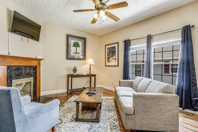 Image de Downtown! Modern Interior! Sweet on Strong - A