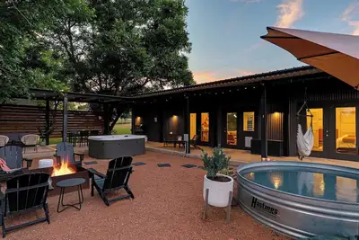 Image de Container Haus, Hot Tub, Cowboy Pool, Pet Friendly!