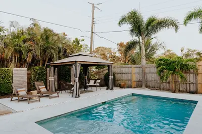 Image de Stunning home near Siesta & Dt w/heated pool, hot tub, fire pit, playland & more
