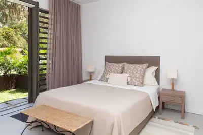 Image de Appartement de plein pied avec accès direct à une plage quasi privée
