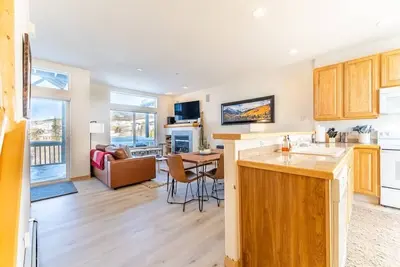Image de Riverside mountain getaway, million dollar views, ground access, attached garage