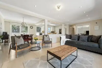 Image de 3 Bed/2 Bath cozy Bungalow in prestigious neighborhood of Richmond Hill- sleep 6