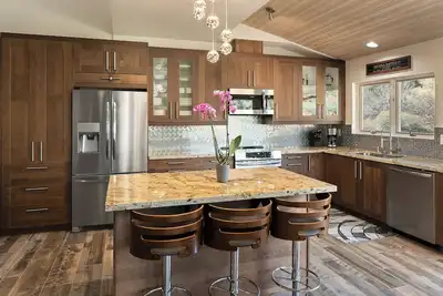 Image de 3br Modern Luxury+Views+Ev Charger located in exclusive gated Golf Community!