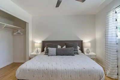 Cheerful Mid-Century Modern 3b/2ba