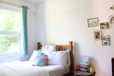 Image de Large 1bed free street parking office living room