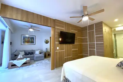 Image de Luxury Condo, One Block From the Beach with Pool Access