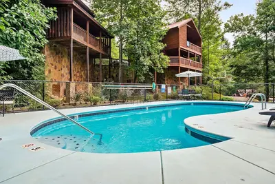 Image de Gatlinburg Cabin in Smoky Mountains w Theater Hot Tub Arcade games Commu pool