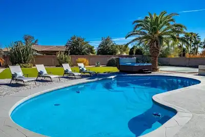 Image de Expansive Backyard Located Near Shops and Dining