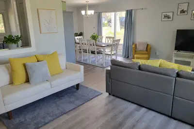 Image de Bright, Modern Park Forest Home, 2. 5m to Penn State! Breakfast included.
