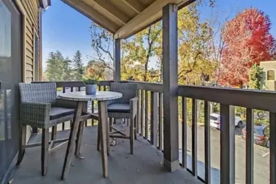 Image de Beautiful condo w/fireplace in the heart of downtown Pleasant Hill