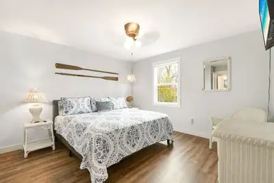 Image de Summer Special! 6-Bed Channel Home!