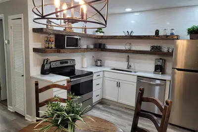 Image de Chic, newly renovated townhome