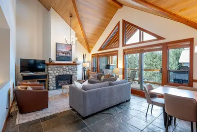 Image de Four bedroom townhouse steps to Whistler Village with private hot tub