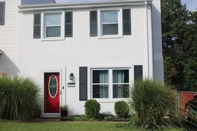 Image de 5 min to Downtown C'ville, 3b/2b Comfortable!