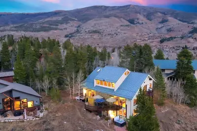 Image de Falcon's Nest Retreat – Private Hot Tub, Spectacular Views, Balcony & Grill