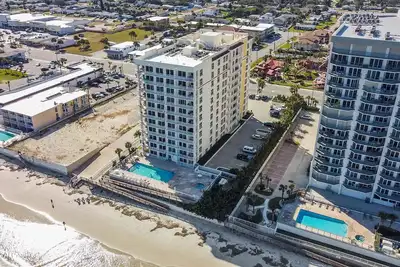 Image de Huge Beachfront Condo 3 Bed / 2 Bath - 5th Floor!