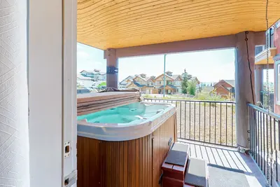 Image de Ski-in/out condo with private hot tub, balcony, fireplace, washer/dryer, & WiFi