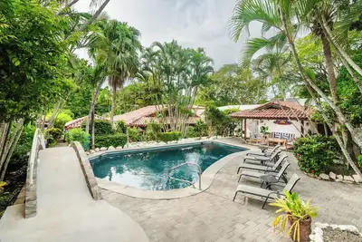 Image de Classy 3br beach condo- modern/tropical furnishings, patio Cb4