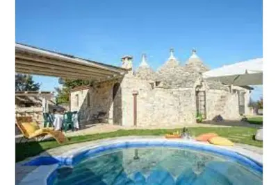 Villa in pietra con piscina e ampio terreno privati. Indipendente