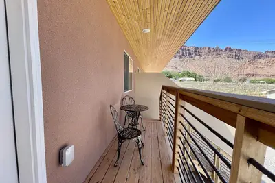 Moab Basecamp: Garage • Extra Parking • Dog-Friendly