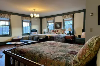 Image de King & Queen Suite in Historic Inn Circa 1780