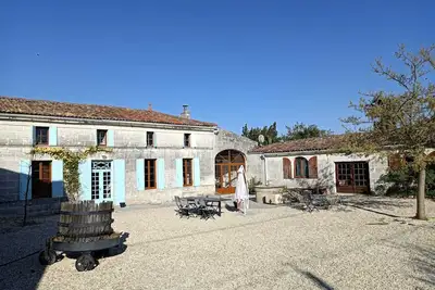 Image de Grande maison familiale avec piscine