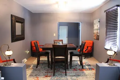 Image de Swanky fun city apartment close to Fast Eddie’s! Minutes from downtown Alton.