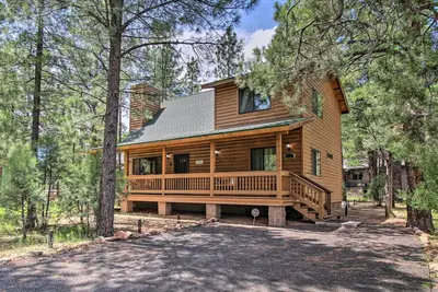 Image de 2 Mi to Fool Hollow Lake: Wooded Cabin w/ Fire Pit
