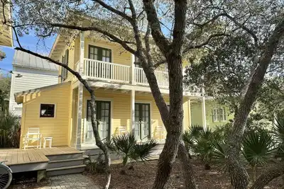 Image de Directly Across From Pool in Seaside, Fl! Quick Walk to the Beach, + 2 Bikes!