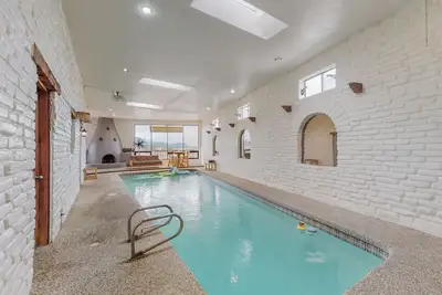 Image de 🏊‍♂️Indoor Heated Pool♨️Hot Tub♨️Sauna, Foosball🧳Sleeps 18🌄Mtn Views
