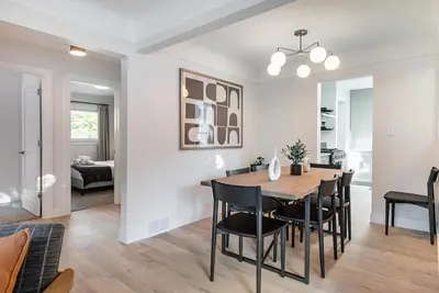 Image de Stunning, Renovated 4br/3. 5ba with Backyard!