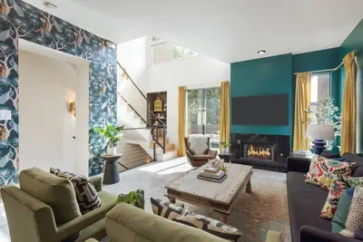 Image de Eclectic 3-Story Townhouse - Central Location!