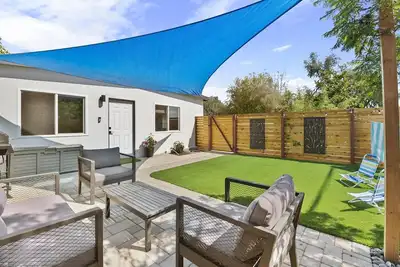 Aloha Vibes, beach close 2br bungalow