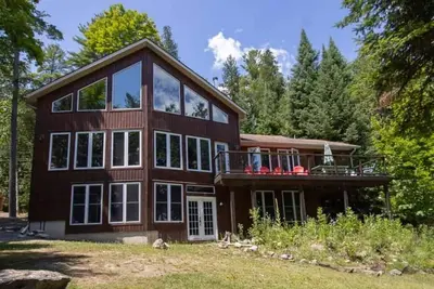 Image de Belmont Lake Life - Stunning Waterfront Cottage w\/ Ac, WiFi, 6 kayaks, Canoe