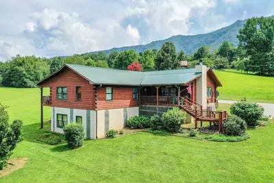 Image de This Beautiful Cabin with Mountain views is the Perfect getaway!