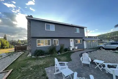 Image de ⛰Updated 4 Bd/5 Ba⛵️1 Block to Lake🏊‍♀️5 min walk to restaurants/bars/shops☀️