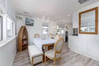 Image de Newly Renovated Bayside Rental! Just steps away from the beach! ! !