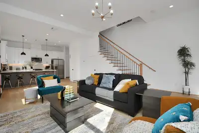 Image de ☀️Blissful Getaway☀️ Home w/ Jacuzzi Backyard ⮕Downtown