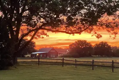 Image de Country Living in the City:  Sunset Meadows