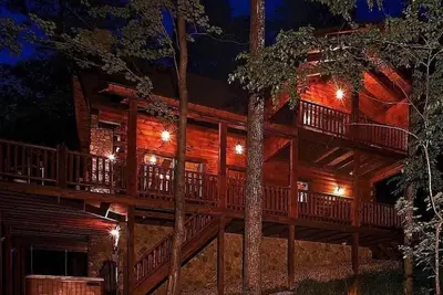 Image de Luxe One | Red Wolf Falls*Hocking Hills*Close To Everything-Trails, Hot Tub, Sauna, Fireplace, Game Room
