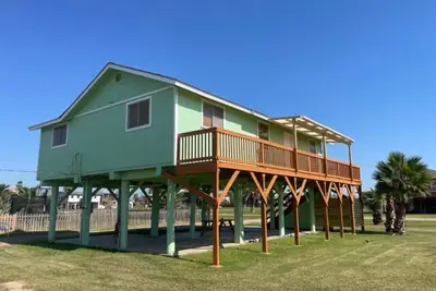 Sunny Vista -2 Bd - Seconds From the Beach!