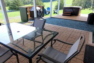 Image de Cowboy hide-a-way cottage with hot tub on historic farm close to everything