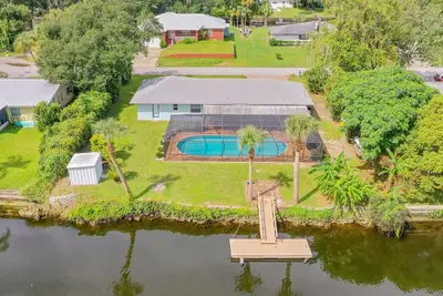 Image de 3/2 Heated Pool Home On Deep Water Canal