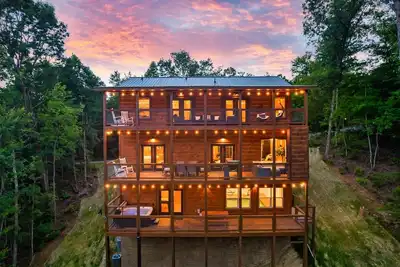 Image de Serenity Cabin, Private Indoor Heated Pool, Theater, Game Room, Near Gatlinburg