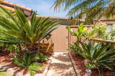 Image de Tropical Long Beach Escape with Hot Tub 2 Br, 1 Ba close to Lgb, Lax, Disneyland