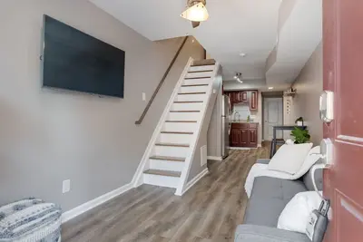Image de Cozy 2 Bedroom Rowhome Steps From Fells Point!