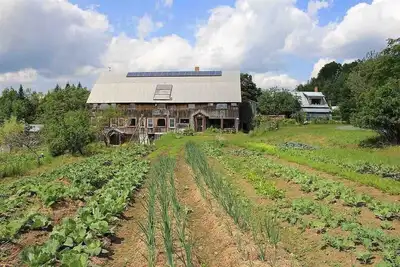 Image de 100+ Acres and Renovated Barn for Retreats, Small Weddings, Large Groups
