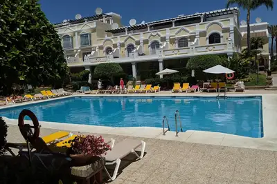 Image de Bright 2 bedroom apartment in a great location! 3 Pools, Private Parking!