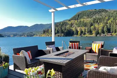 Image de Lakeside Living with HotTub, Kayaks, Paddleboard; close to Olympic National Park